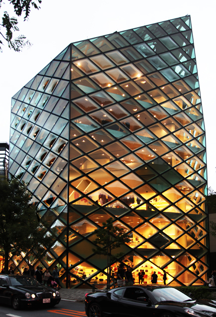PRADA　BOUTIQUE　AOYAMA　フロムファースト通り　南青山