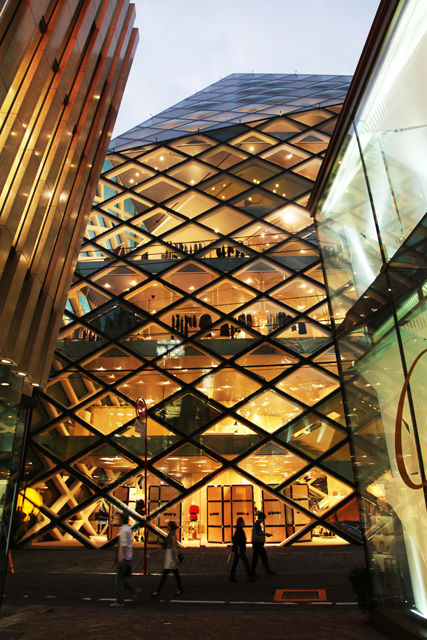 PRADA　BOUTIQUE　AOYAMA　フロムファースト通り　南青山