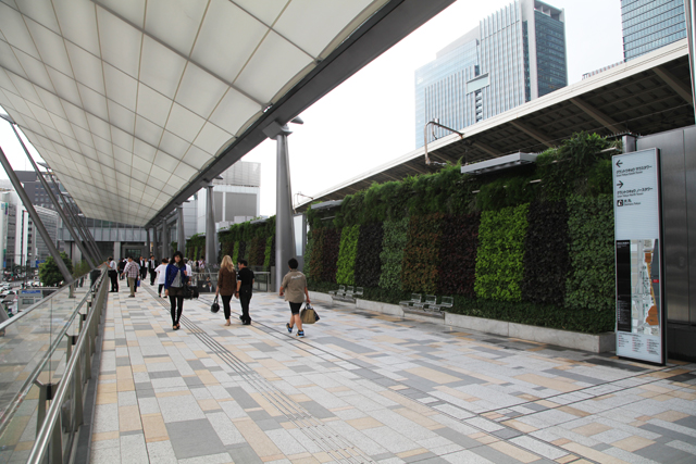 東京駅・八重洲口グランルーフ通路