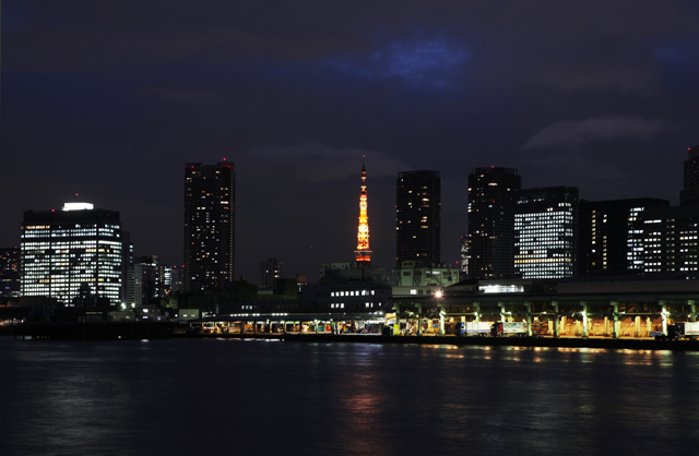 勝鬨橋より築地市場を見る。